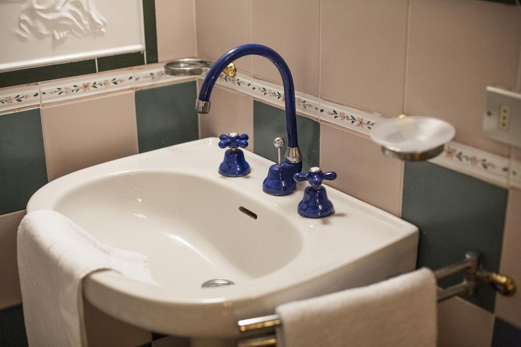 Hotel Villino Della Flanella Modena Room photo